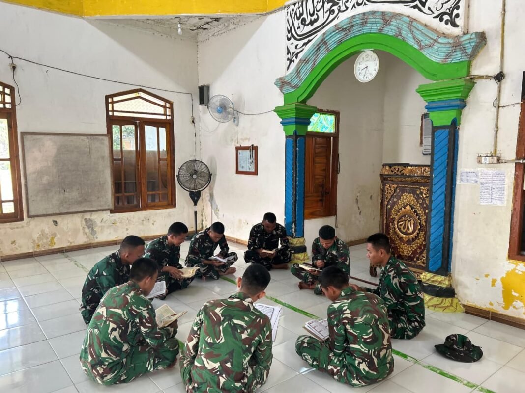Satgas TMMD 127 Luangkan Waktu Tadarus di Masjid Jami Darusalam Selama Ramadan