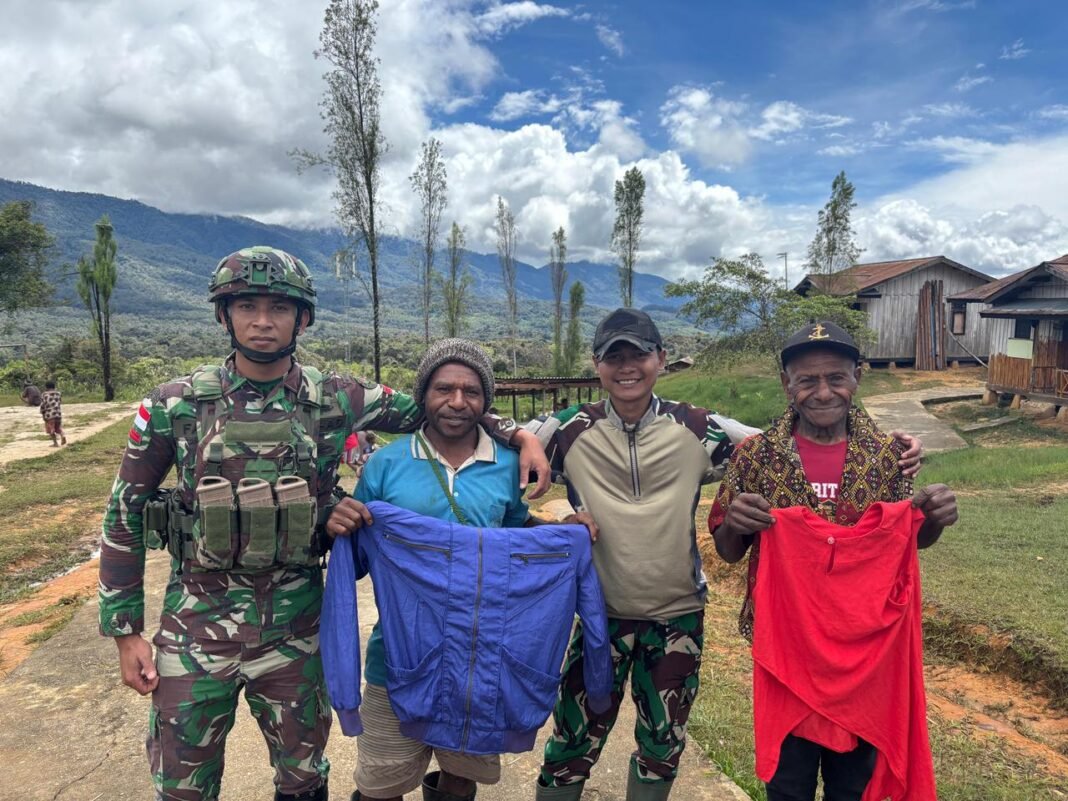 Kepedulian TNI di Perbatasan: Pos Serambakon Yonif 751/VJS Bagikan Pakaian untuk Masyarakat Seramkatop