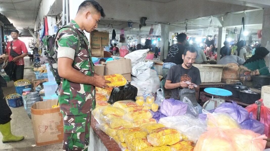 Pantauan Harga Pangan di Pasar Tanru Tedong oleh Babinsa Koramil 1420-05/Dua Pitue