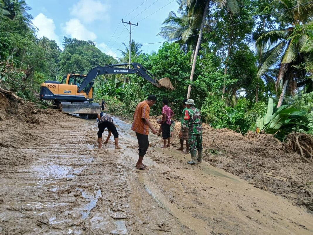 Babinsa Walakaka Tanggapi Bencana Tanah Longsor di Laboya Barat
