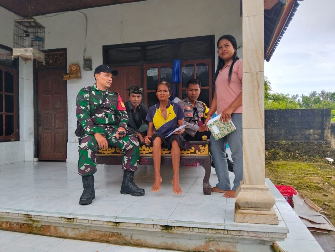 Babinsa Tinjau Lokasi Longsor di Banjar Pikat, Warga Alami Kerugian Puluhan Juta