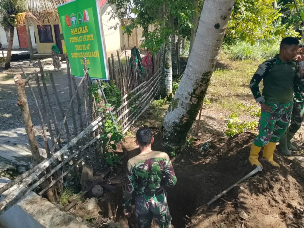 Kebersamaan Satgas TMMD dan Warga Warnai Pembangunan MCK