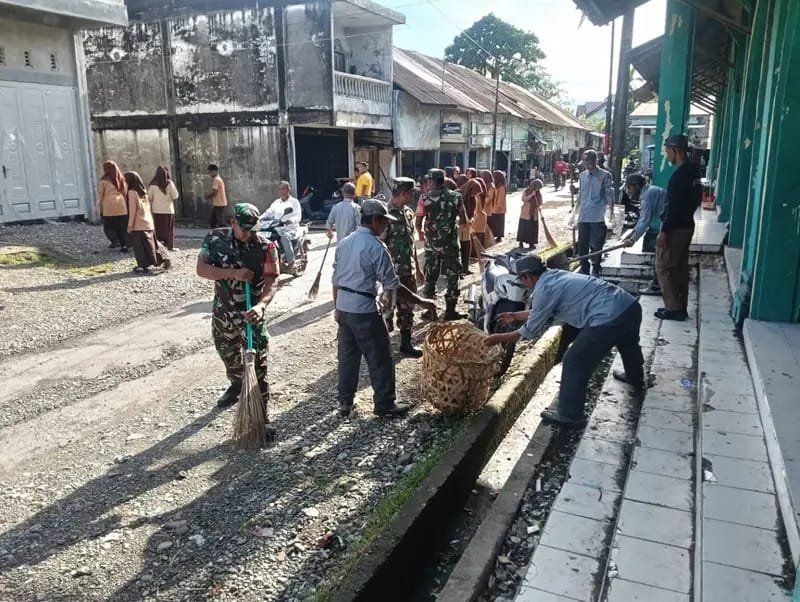 Prajurit Jajaran Korem 012/TU Turun Langsung Bersihkan Pasar dan Masjid di Lamno
