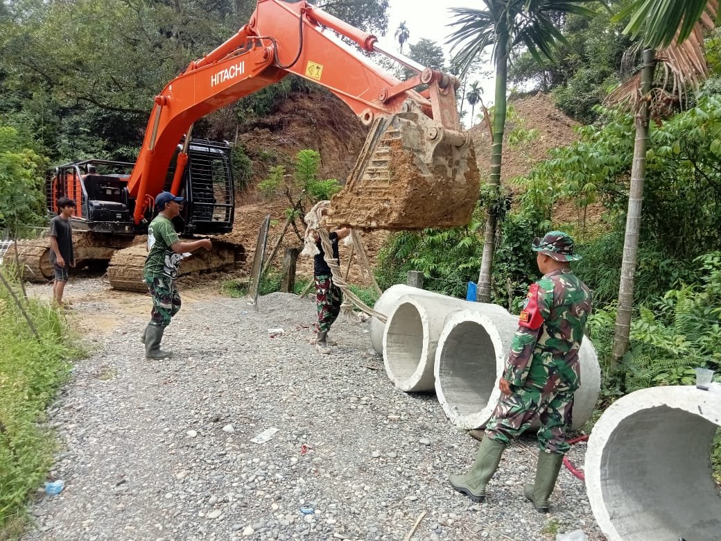 Dansatgas TMMD Tegaskan Pentingnya Drainase dalam Pembangunan Jalan Desa