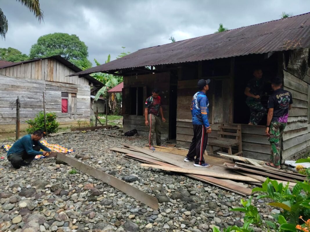 Tingkatkan Kesejahteraan Warga, Satgas TMMD Perbaiki Rumah Tidak Layak Huni