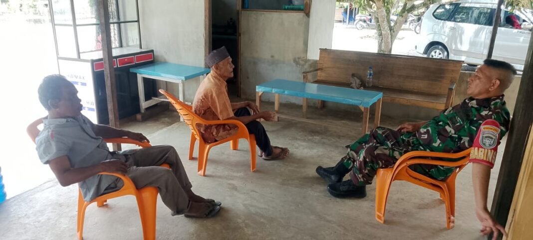 Babinsa Pasie Raya Ingatkan Warga Waspada Debit Sungai Saat Musim Hujan