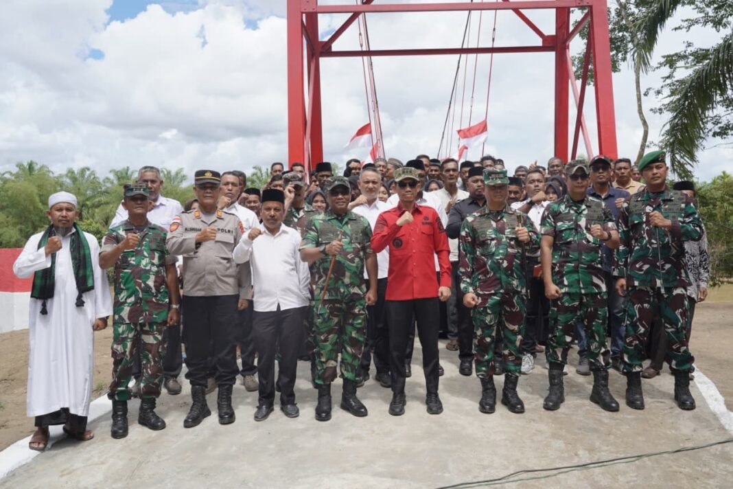 Danrem dan Bupati Gunakan Perdana Jembatan Gantung Kajeung
