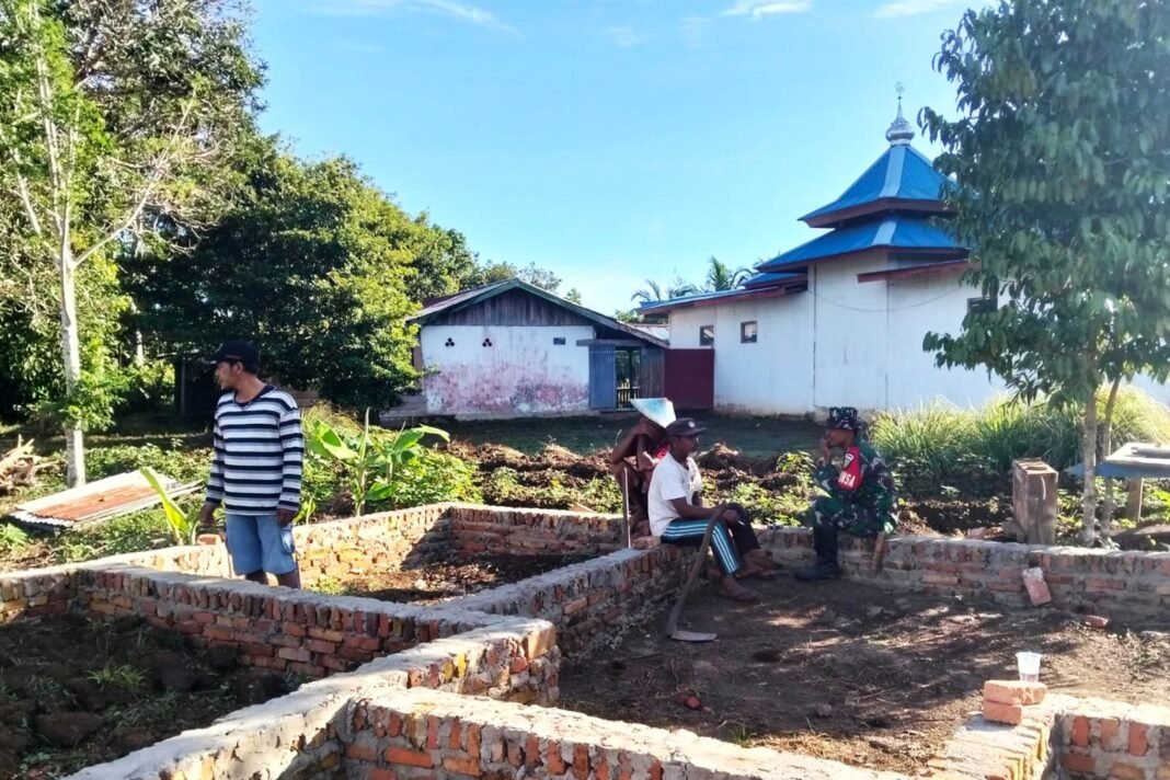 Koramil 1707-01/Muting Bantu Pembangunan Rumah Guru Ngaji