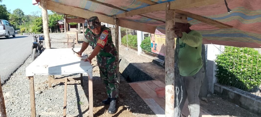 Babinsa Pasie Raya Bantu Warga Bangun Kedai untuk Jualan Takjil