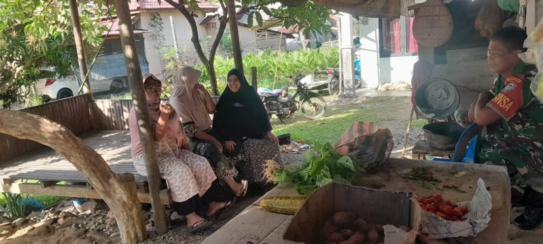 Babinsa Jalin Silaturahmi dengan Warga Lhok Geulempang, Perkuat Kebersamaan dan Lingkungan Bersih