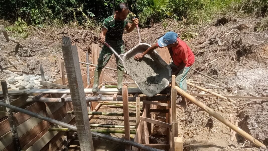 Terik Matahari Tak Surutkan Semangat Satgas TMMD