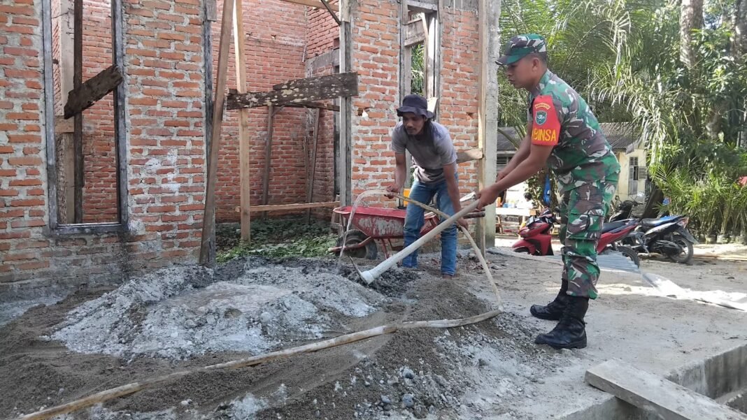 Babinsa Kodim 0114/Aceh Jaya Bantu Warga Cor Lantai Rumah di Kabupaten Aceh Jaya, Wujud Kepedulian TNI kepada Masyarakat