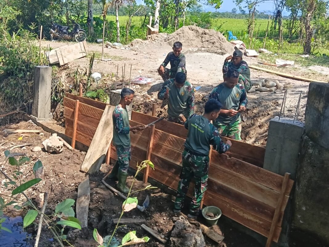 Bekisting Dipasang Akurat, Fondasi Infrastruktur Desa Kian Mantap