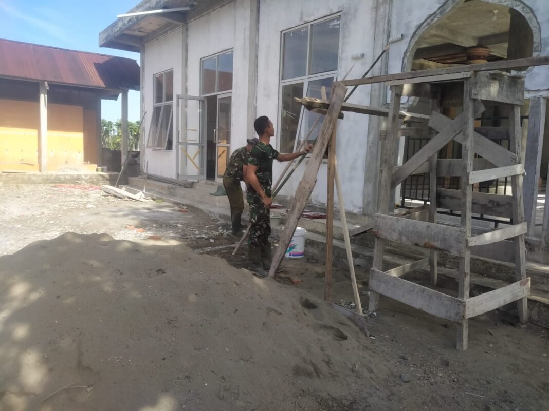 Wujud Kepedulian TNI, Masjid Baitul Aswad Dipercantik Satgas TMMD