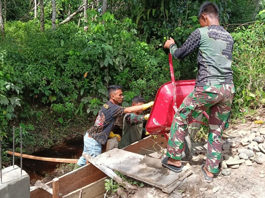 Ketika Prajurit Turun Tangan Bersama Rakyat