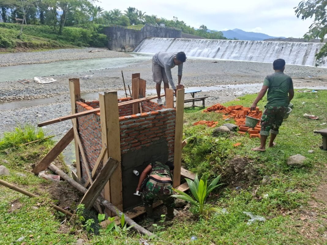 Tangan-Tangan TNI dan Warga Satukan Tekad Bangun Bak Air