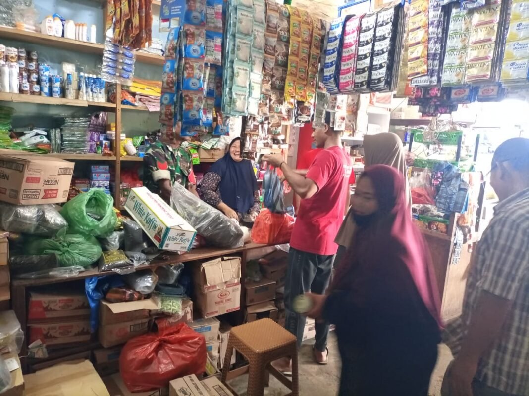TNI Hadir di Tengah Aktivitas Pasar, Cek Harga dan Ketersediaan Bahan Pokok