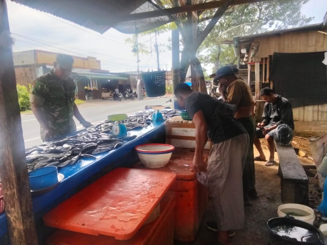 Babinsa Panga Pantau Harga Ikan, Terjadi Kenaikan di Awal Ramadhan