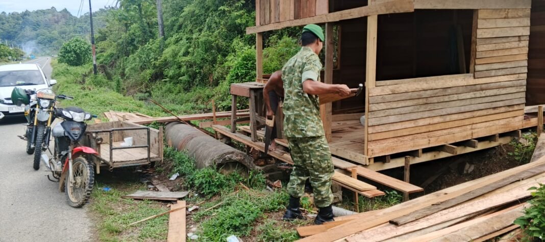 Babinsa Setia Bakti Bantu Warga Bangun Kedai Jualan Sayur dan Takjil