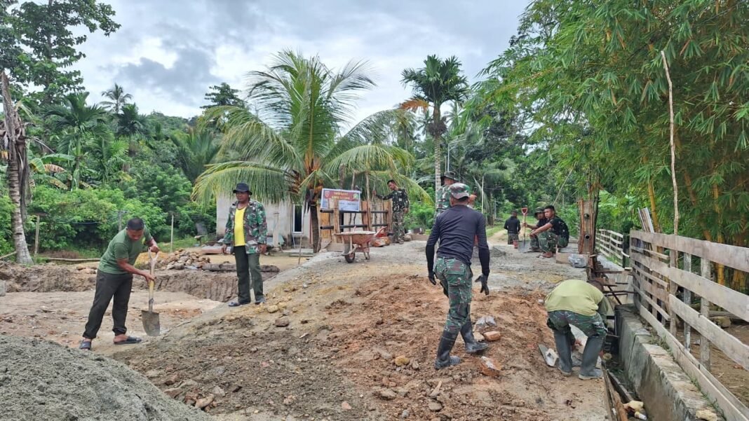 Kebersamaan Warga dan Satgas TMMD 127 Ratakan Jalan Jembatan di Sambuli