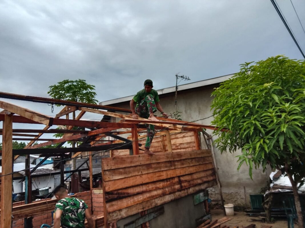 Satgas TMMD 127 Percepat Pembangunan Atap Rumah di Petoaha