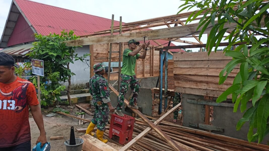 Sinergi Satgas TMMD dan Warga dalam Pemasangan Gorden Rumah RTLH