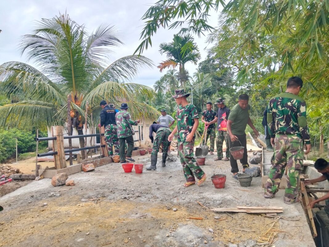 Kebersamaan TNI dan Warga Sambuli Dalam Pembangunan Pagar Jembatan