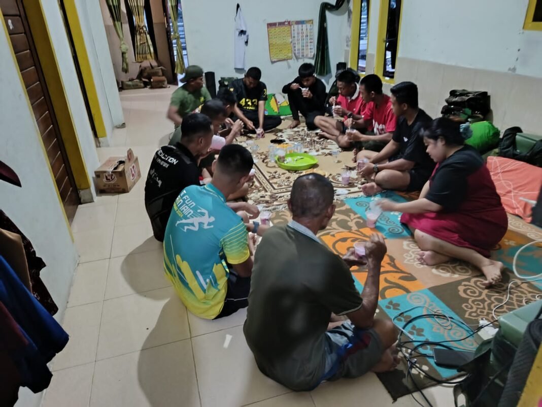 Kedekatan Satgas TMMD 127 dengan Masyarakat Petoaha Terjalin Saat Berbuka Puasa