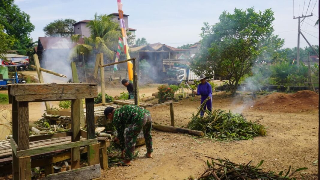 Anggota Satgas TMMD ke-127 Kodim 1015/Sampit Tingkatkan Ikatan Keluarga dengan Warga Desa