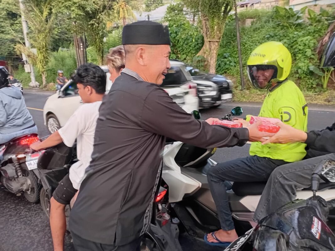 Dandim 1309/Manado Pimpin Pembagian Takjil di Bulan Ramadhan