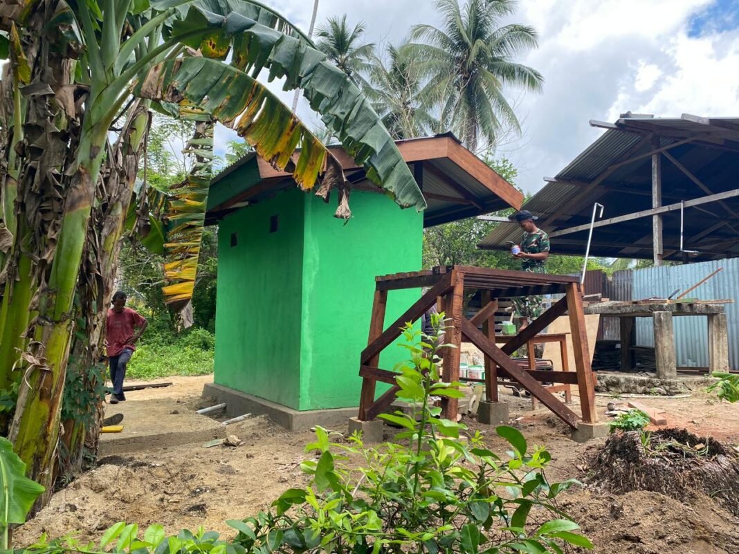 Satgas TMMD 127 Kodim 1804/Kaimana Lanjutkan Pengecatan MCK, Progres Capai 74 Persen