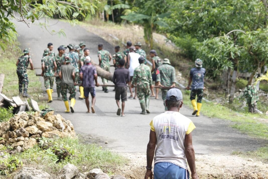 Semangat Gotong Royong Satgas TMMD 127 Kodim 1804/Kaimana dalam Pemindahan Balok Jembatan di Kampung Marsi