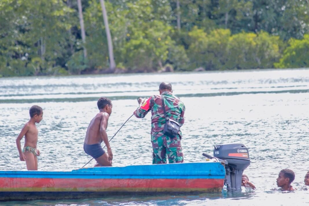 Aksi Heroik Anak Kampung Sisir Bantu Babinsa Lepaskan Jangkar Perahu