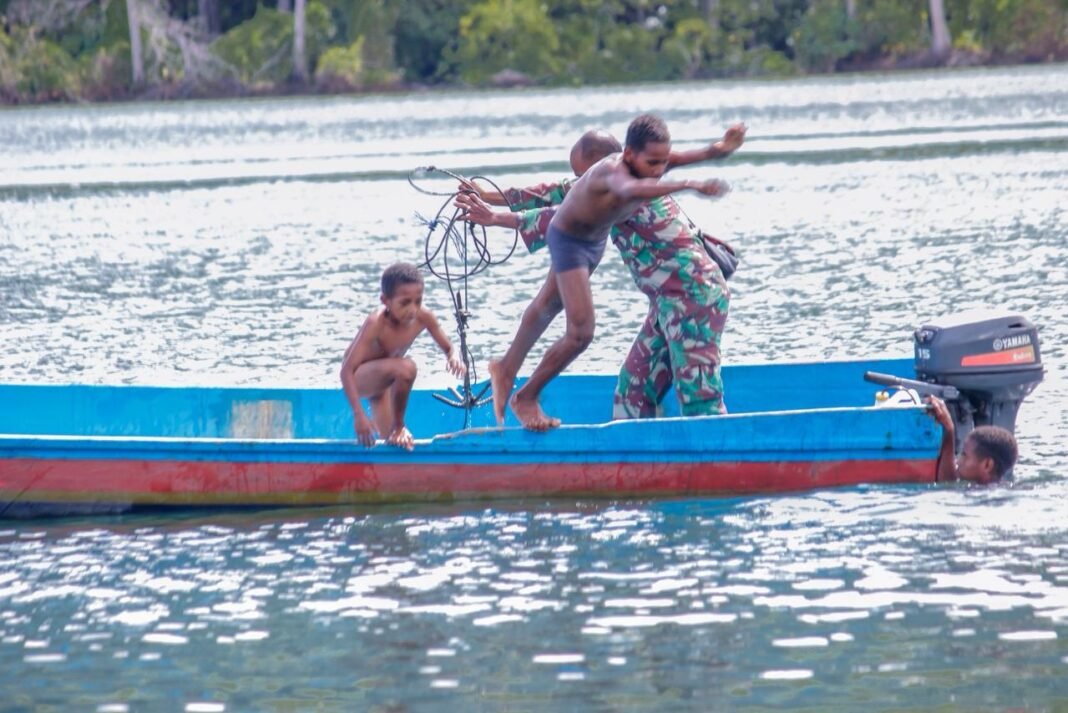 Kepedulian Anak Kampung Sisir dalam TMMD 127 Kodim 1804/Kaimana