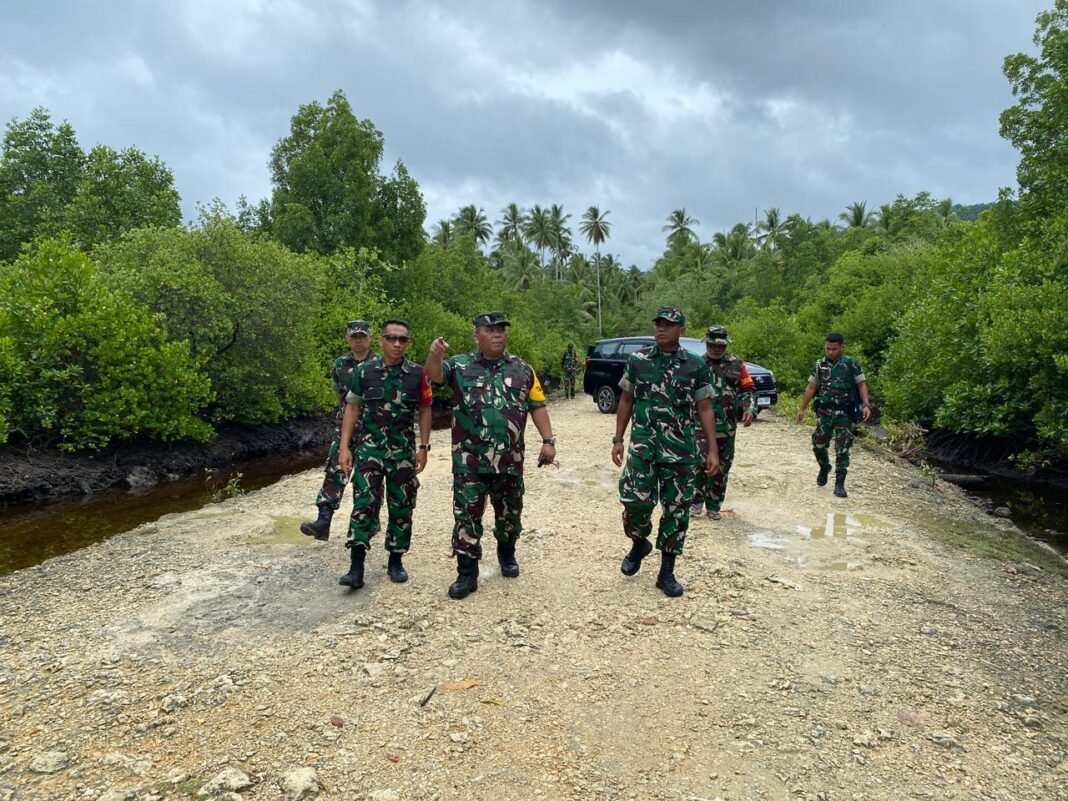 Ketua Tim Wasev Melakukan Peninjauan Pembukaan Jalan TMMD 127 di Kampung Marsi