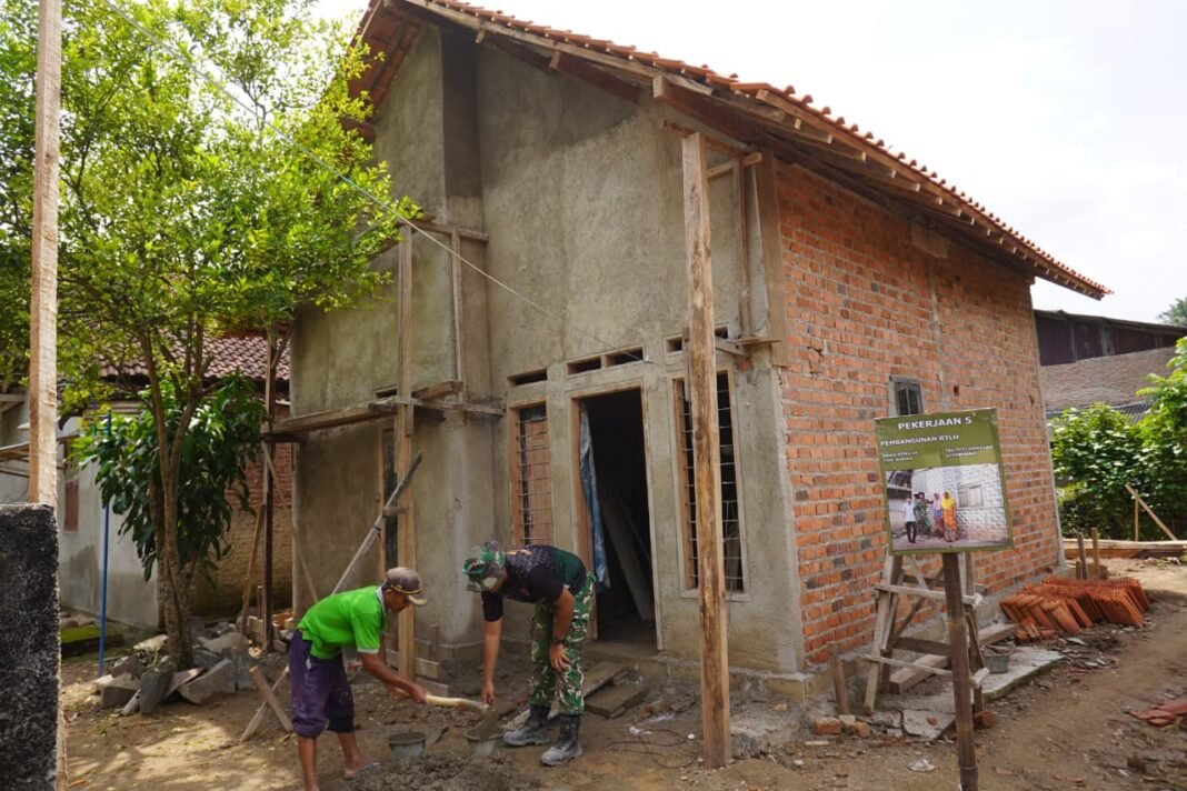 Transformasi Bermakna: Dinding Depan Rumah Ibu Siti Hamdiah Dihiasi Semangat Juang