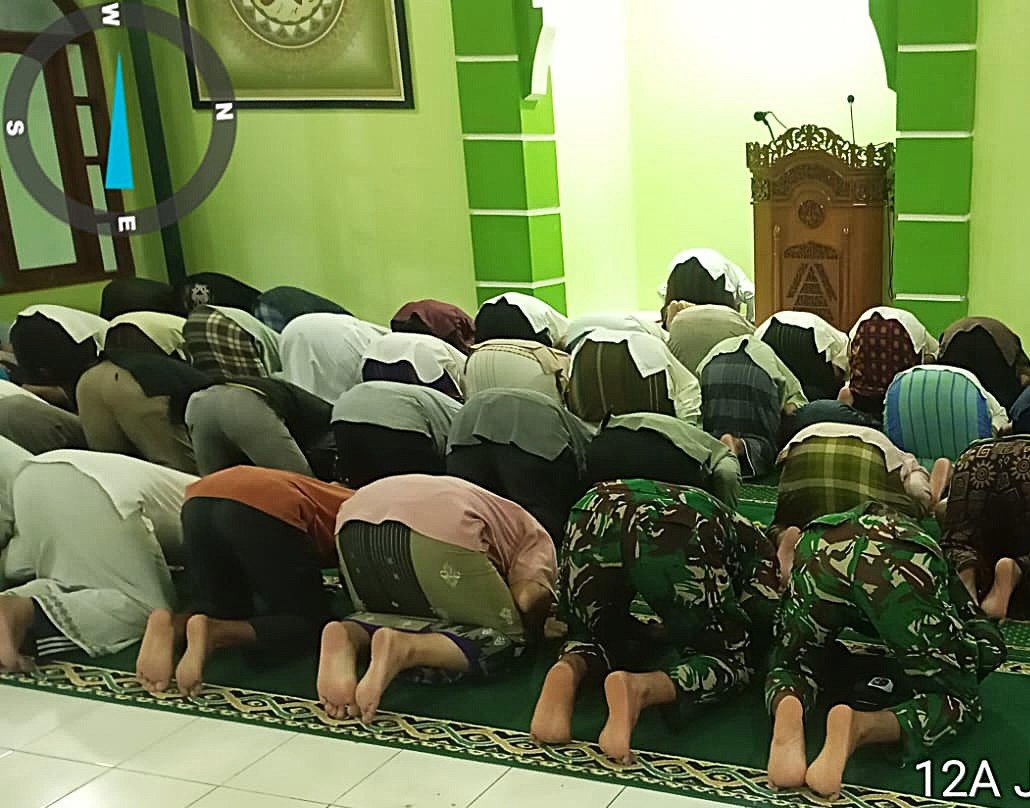 Kebersamaan Satgas TMMD 127 Bersama Warga dalam Shalat Tarawih di Masjid Baitul Rahim