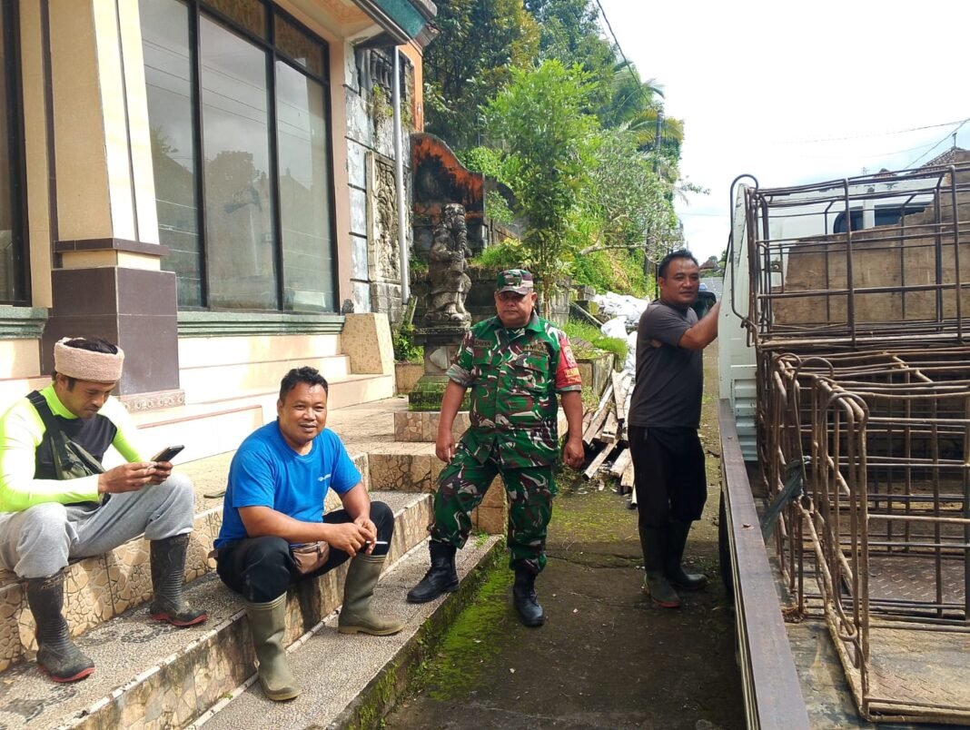 Babinsa Desa Selat Gelar Komsos Terkait Cuaca Ekstrem dan Keamanan Lingkungan