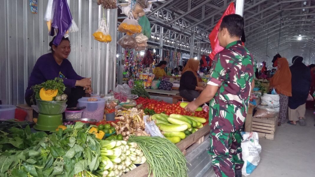 Babinsa Koramil 1420-04/Watang Pulu Pantau Stok dan Harga Sembako di Pasar Lawawoi untuk Jaga Stabilitas Pangan