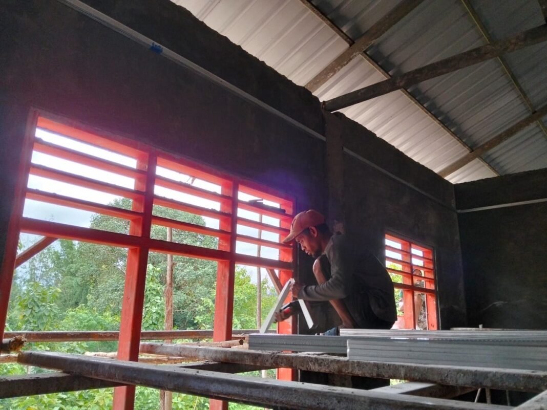 TMMD Ke-127 Kodim 1618/TTU Mempercepat Penyelesaian Plafon RKB untuk Pendidikan Perbatasan