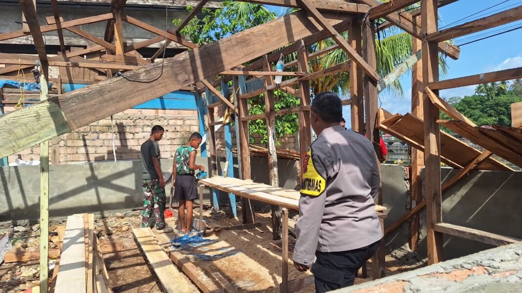 Kepedulian Bersama di Pesisir Kendari: Bhabinkamtibmas dan Satgas TMMD Bergotong Royong
