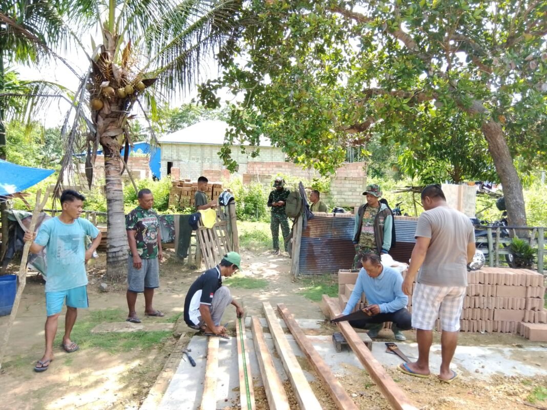 Kebersamaan Membangun Rangka Tiang RTLH di Kelurahan Sambuli oleh Satgas TMMD 127