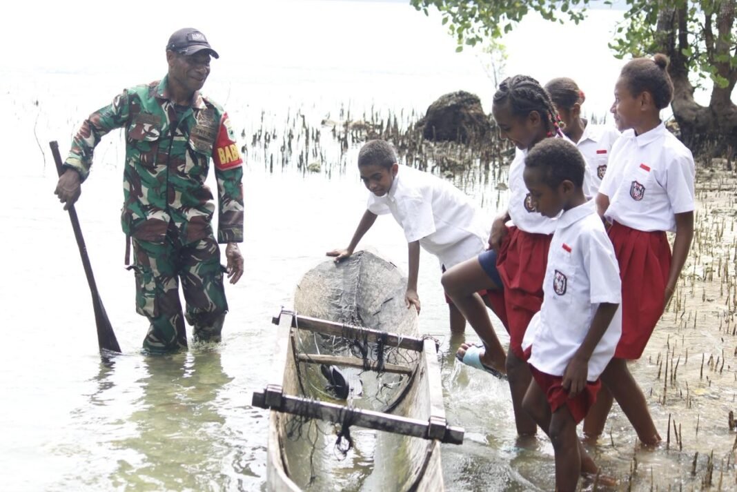 Satgas TMMD 127 Kodim 1804/Kaimana Lakukan Aksi Kemanusiaan Bantu Pelajar Menyebrang Laut