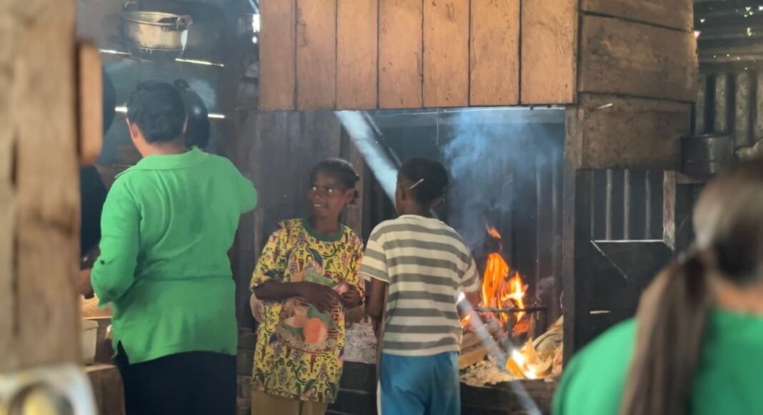 Dukungan Persit KCK Cabang XL Kodim 1804/Kaimana, Siapkan Santap Siang untuk Pelaksanaan TMMD 127