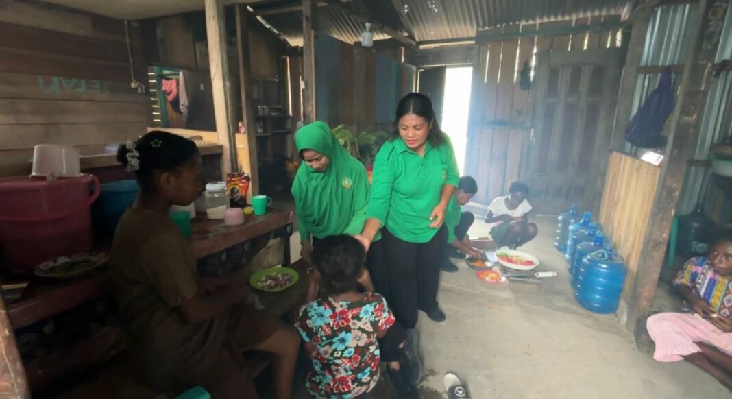 Kolaborasi Hangat di Dapur TMMD 127: Persit Kodim 1804/Kaimana dan Masyarakat Kampung Sisir Masak Bersama