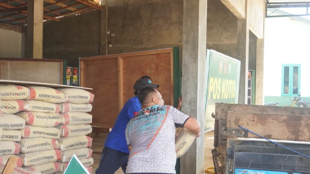 Satgas TMMD ke-127 Lakukan Pengiriman Semen untuk Proyek Pembangunan MCK