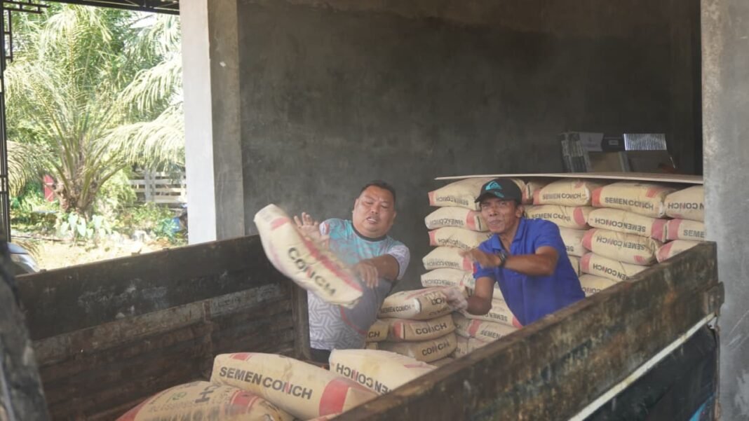 Sinergi TNI dan Masyarakat: Pengiriman Material Semen untuk Pembangunan MCK