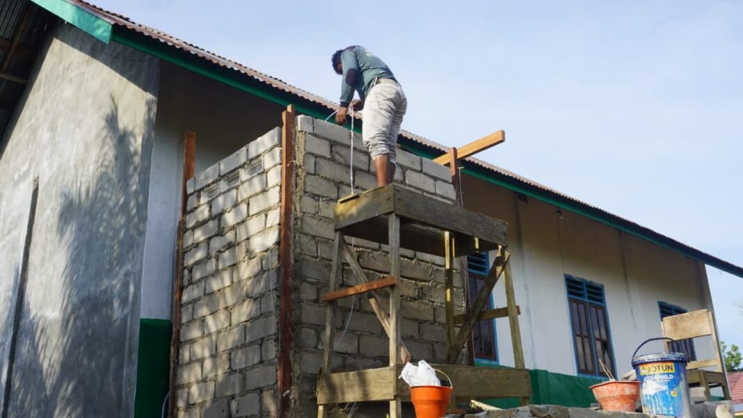 Pembangunan MCK Gereja Pelita Kasih Terus Berlanjut dengan Bantuan Tangga Kayu