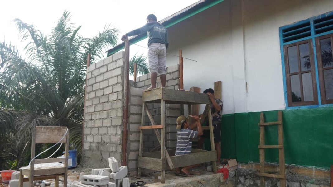 Sinergi TNI dan Masyarakat Percepat Pembangunan MCK di Gereja Pelita Kasih