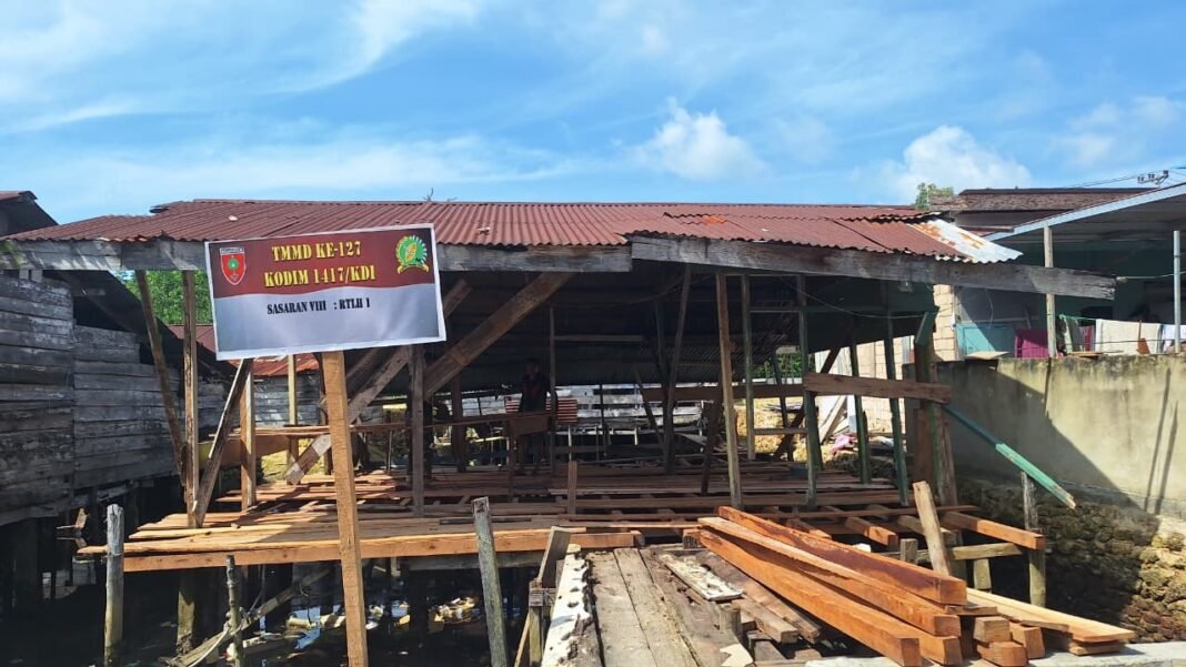 Kerja Sama TNI dan Masyarakat dalam Pengerjaan Lantai Rumah Program TMMD 127 di Petoaha